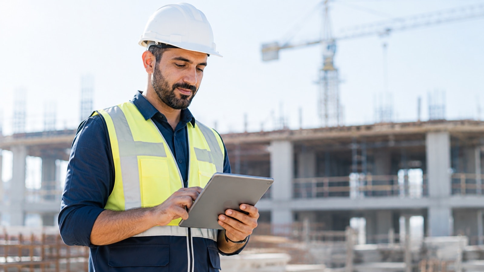 مهندس مقاولات يتابع تقدم العمل في موقع البناء