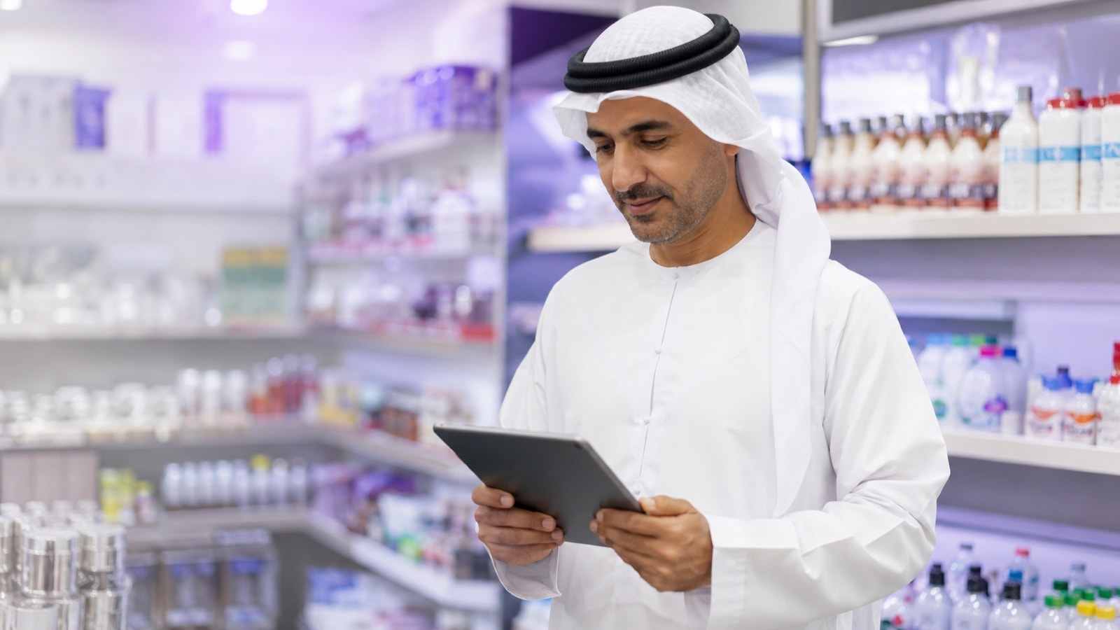 صاحب متجر تجاري يدير متجره عبر Raad ERP